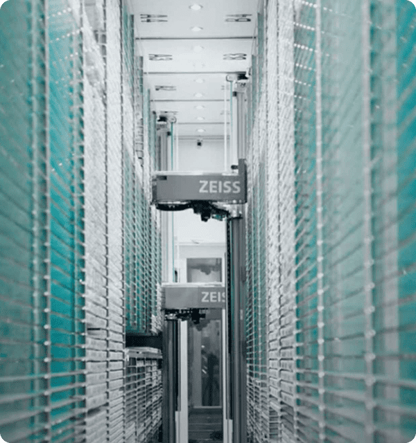 sintesi-vertikales-lagersystem-crown-robotics-zeiss